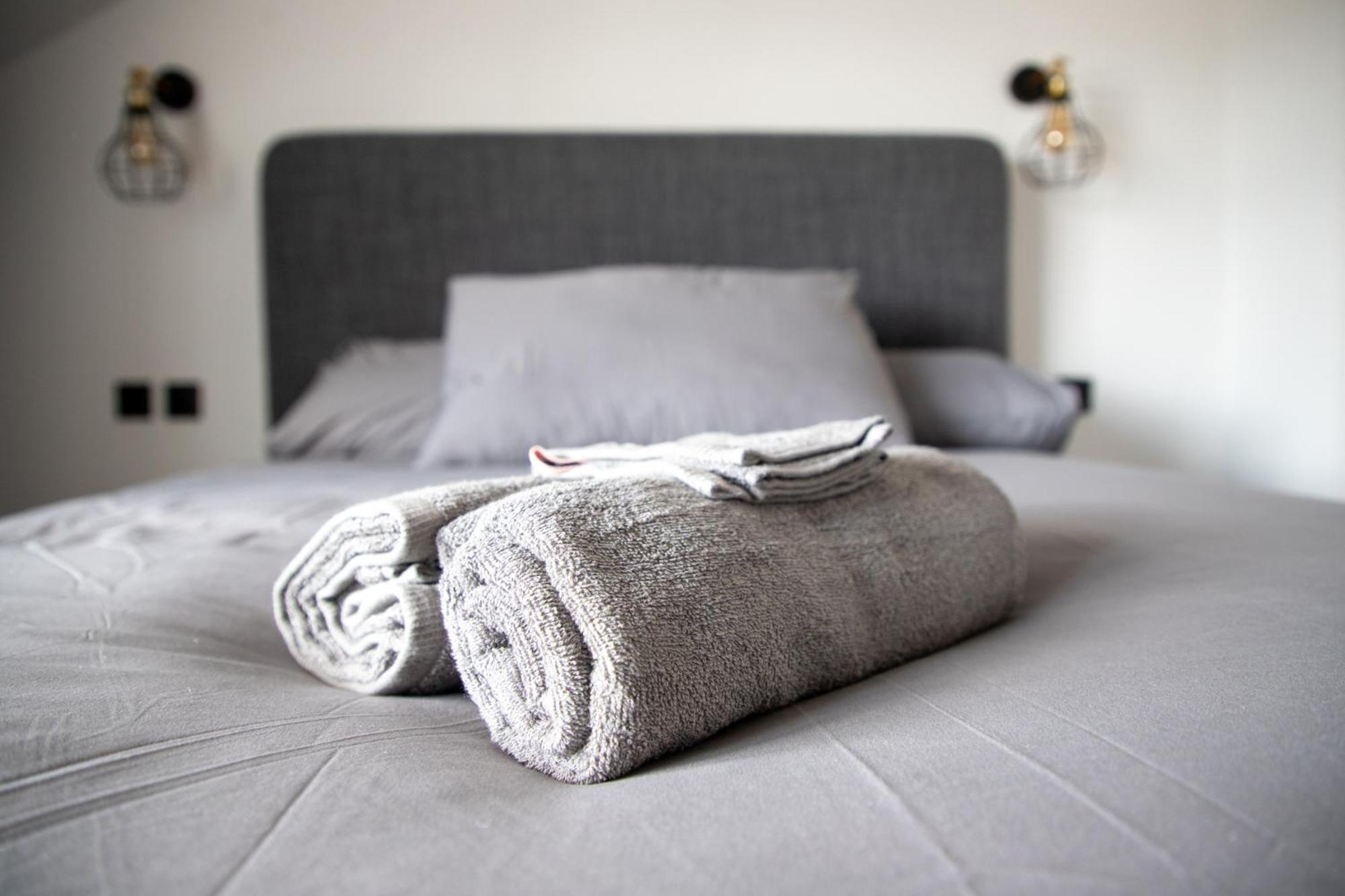 Gynn - Two Apartment *