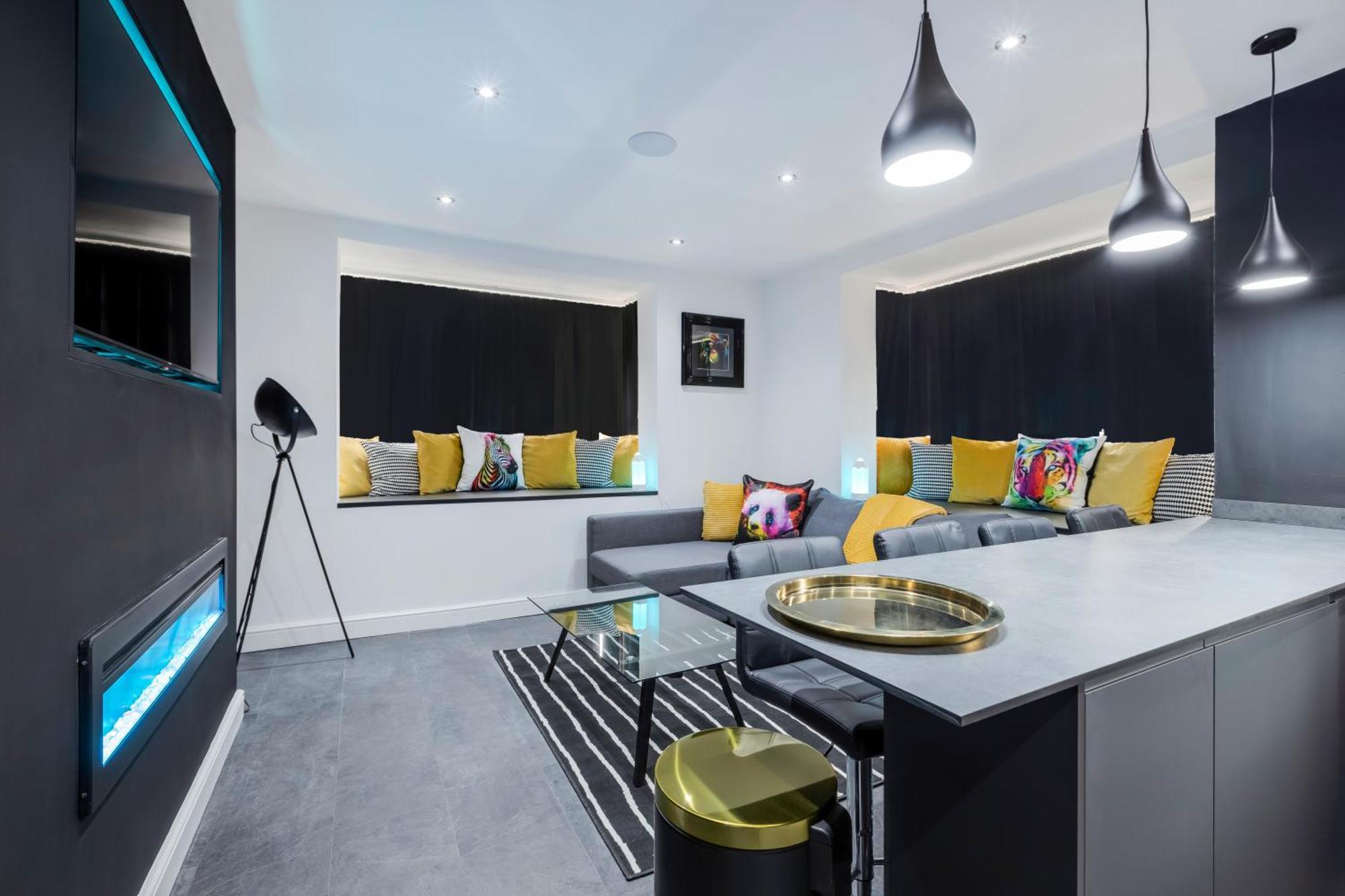 Two Bed Modern 5min Walk To Town Centre With Free Parking ! Under New Management *
