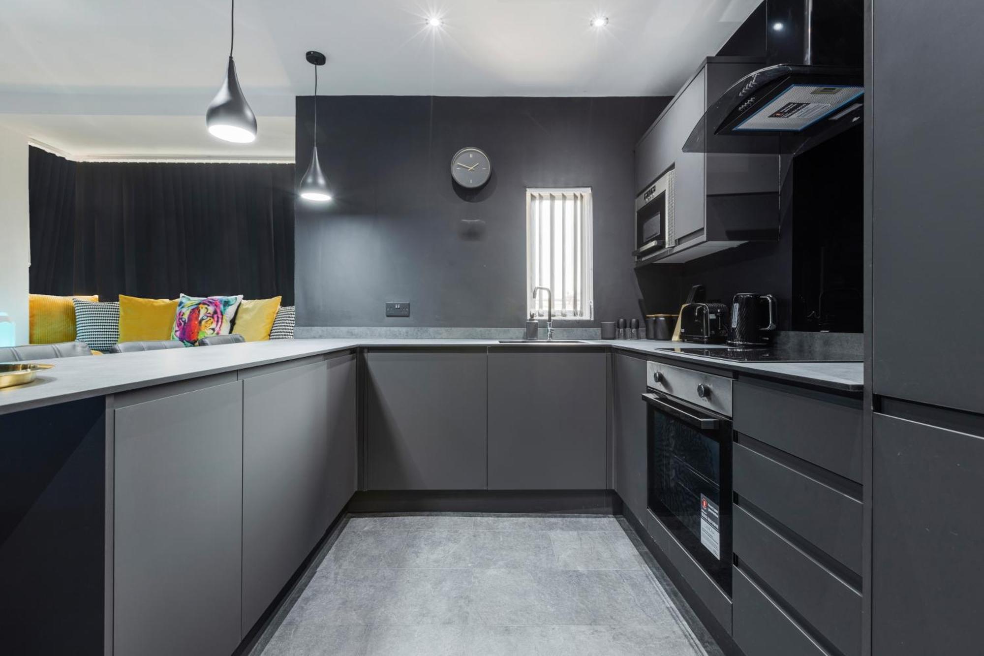 Two Bed Modern 5min Walk To Town Centre With Free Parking ! Under New Management * Blackpool