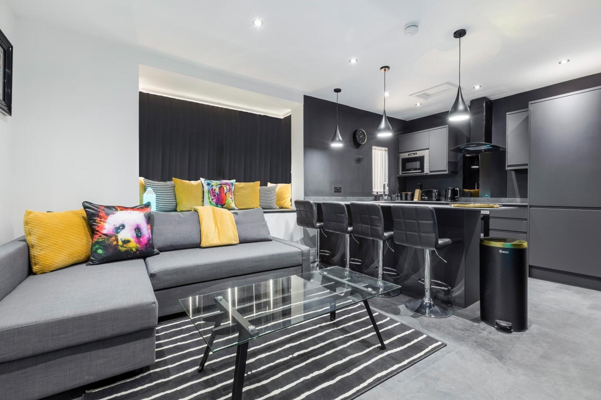 Two Bed Modern 5min Walk To Town Centre With Free Parking ! Under New Management