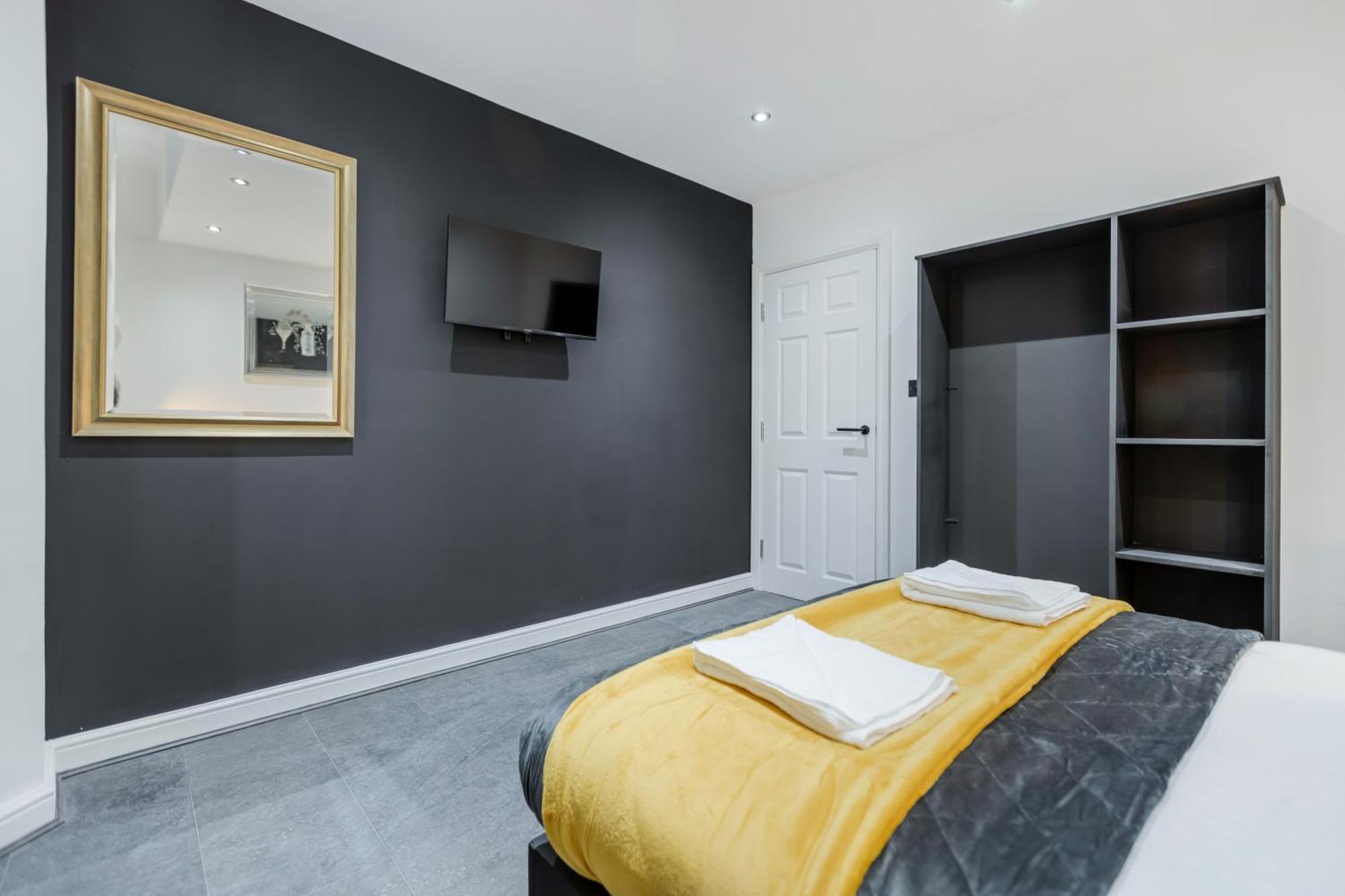 Apartment Two Bed Modern 5min Walk To Town Centre With Free Parking ! Under New Management