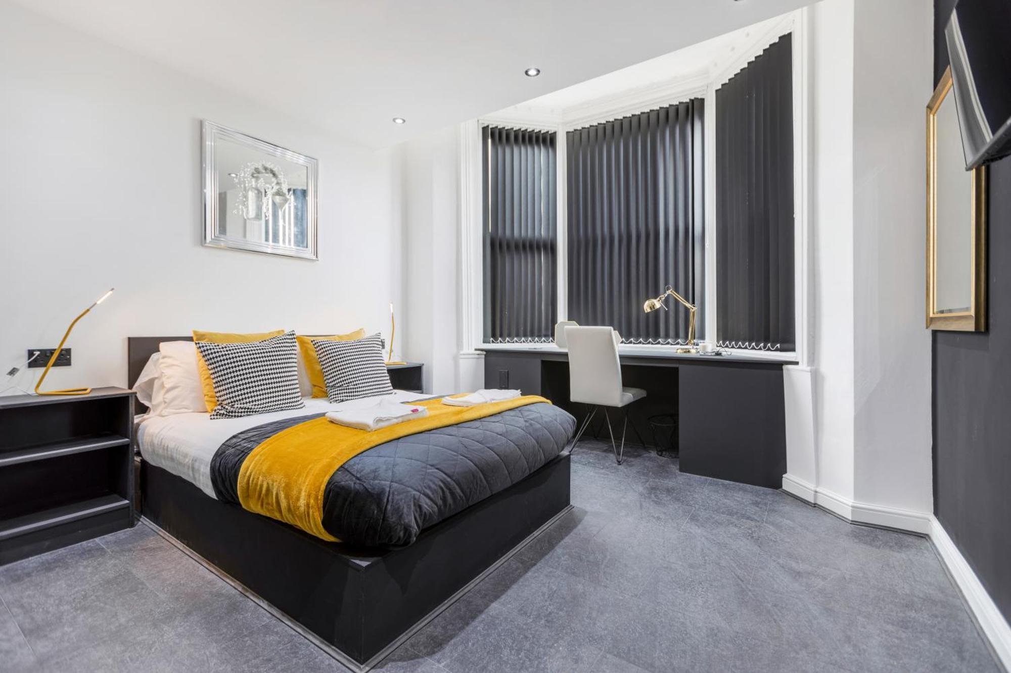 Apartment Two Bed Modern 5min Walk To Town Centre With Free Parking ! Under New Management *