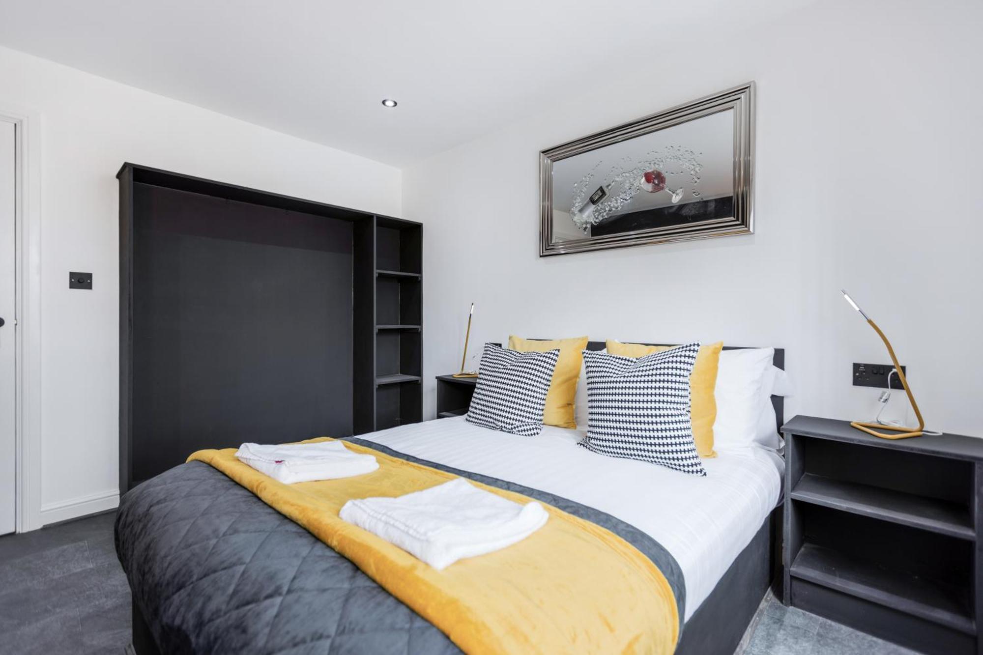 Apartment Two Bed Modern 5min Walk To Town Centre With Free Parking ! Under New Management