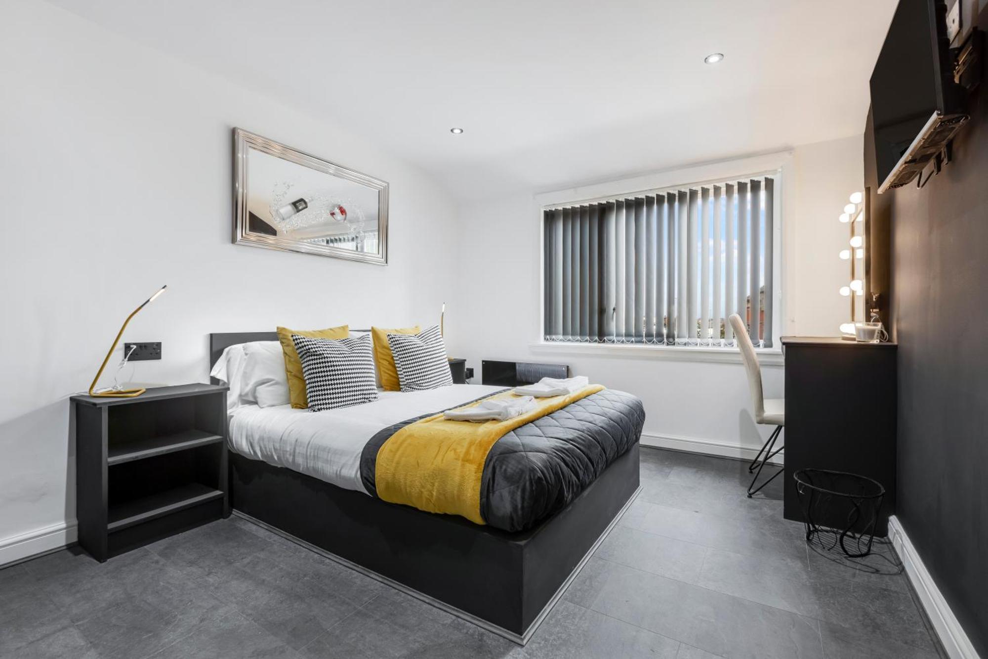 Apartment Two Bed Modern 5min Walk To Town Centre With Free Parking ! Under New Management *