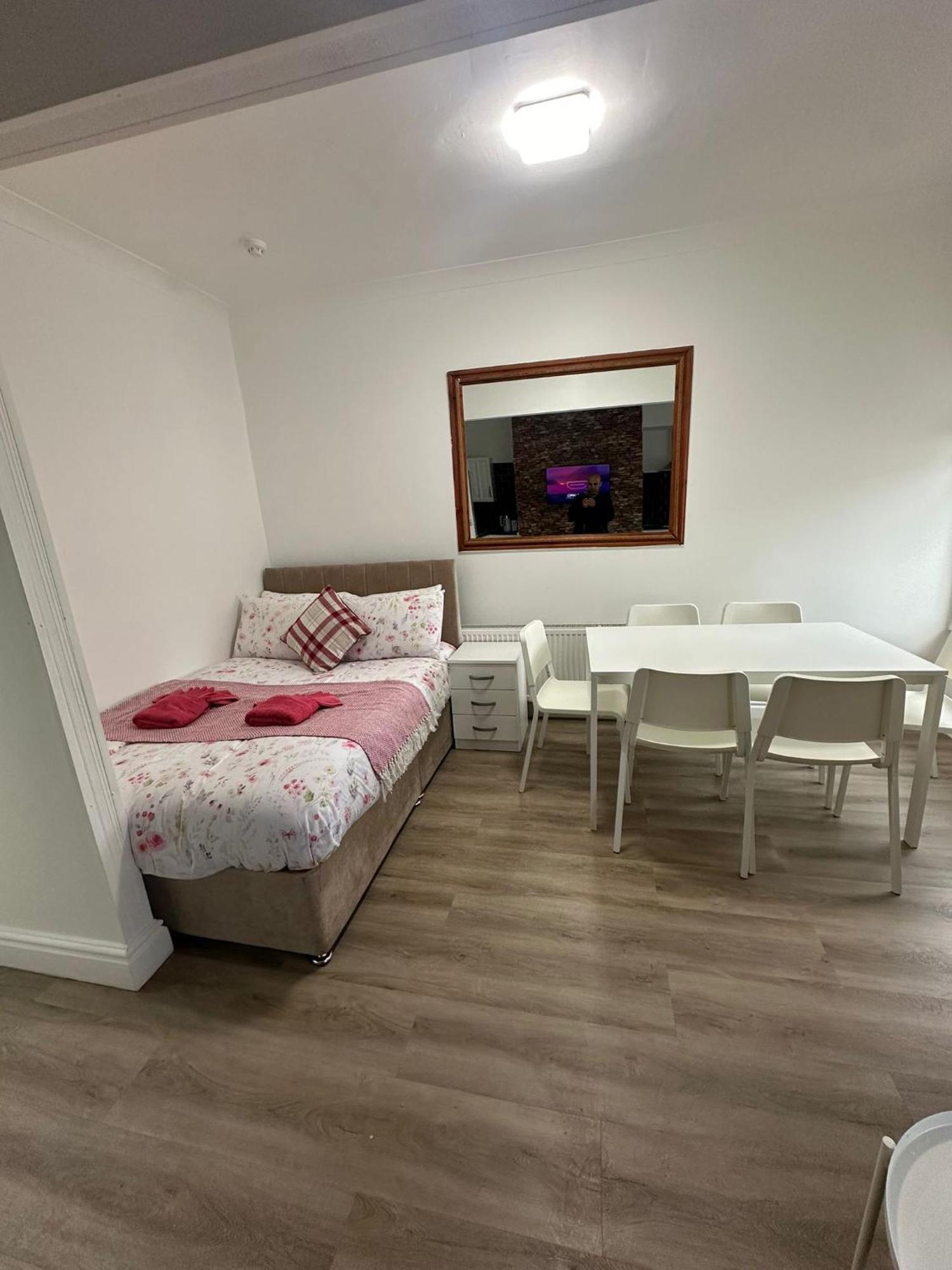 Suli House- Flats & En-suite-families And Couples Only Apartment *