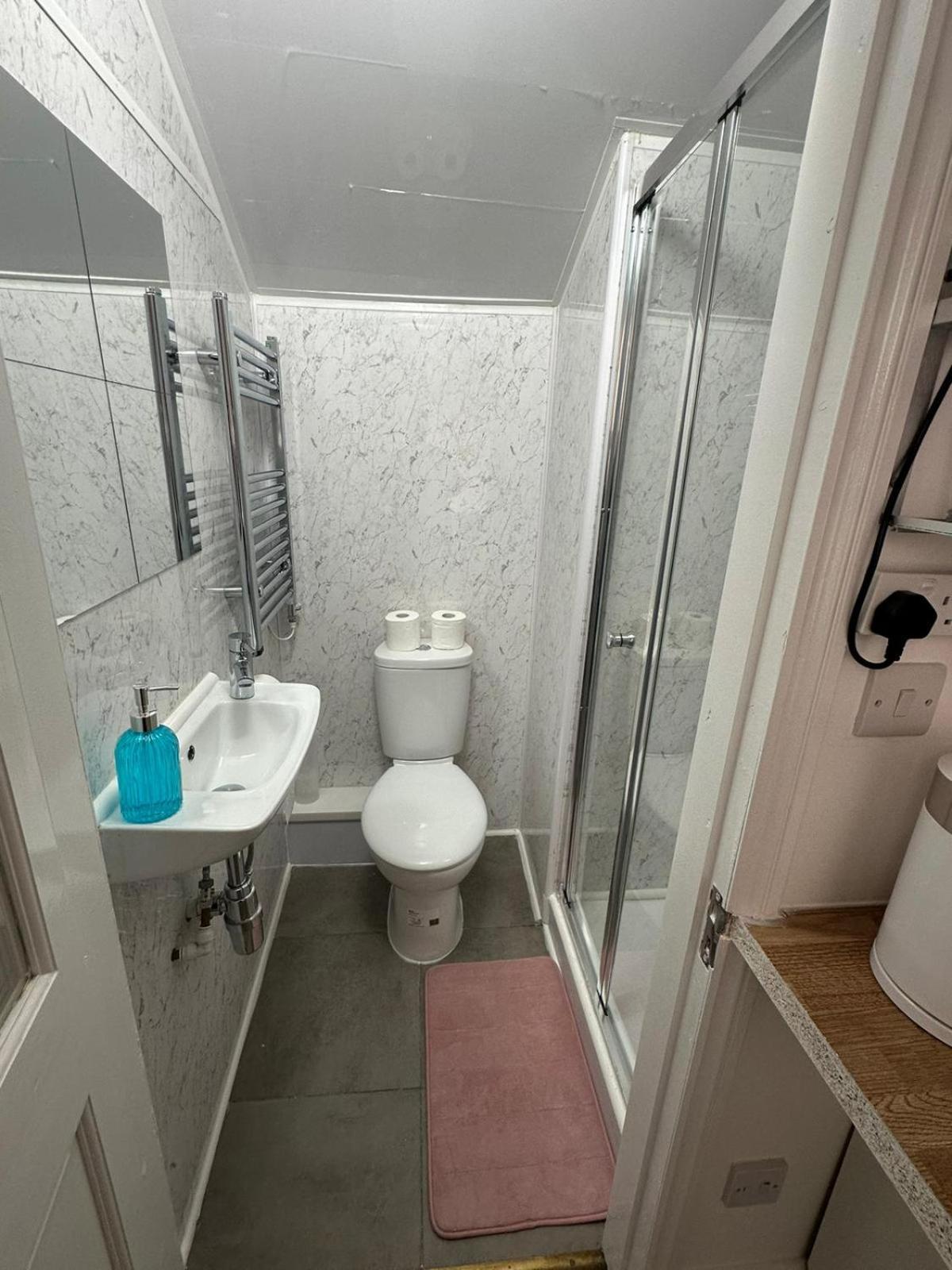 Suli House- Flats & En-suite-families And Couples Only Apartment *