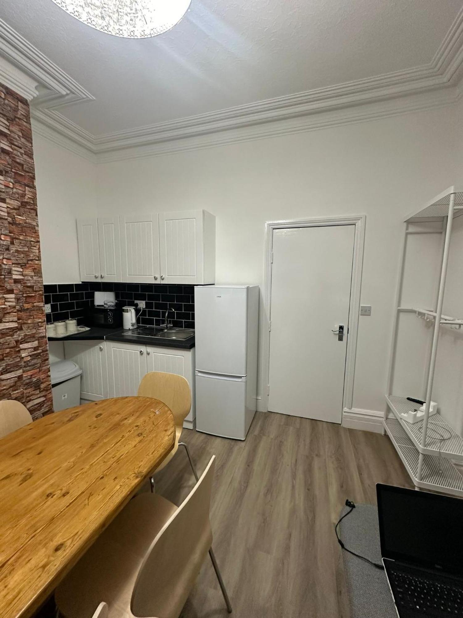 Suli House- Flats & En-suite-families And Couples Only Apartment *