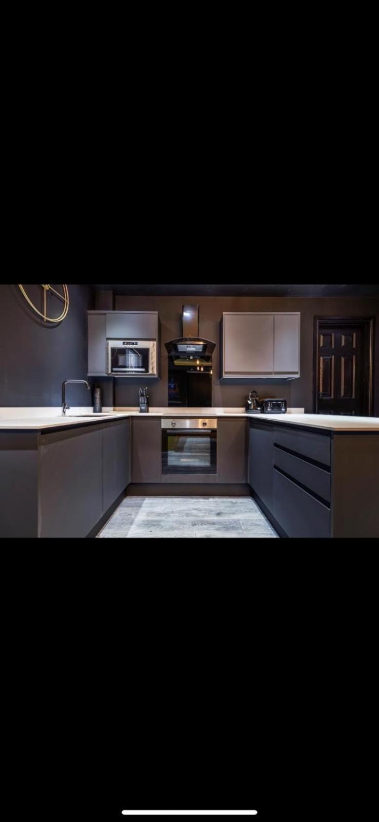 Apartment Two Bed Modern 5min Walk To Town Centre With Free Parking ! Under New Management *