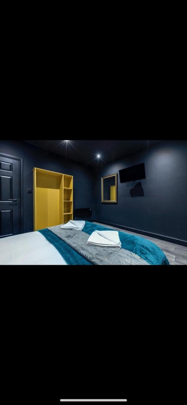 Apartment Two Bed Modern 5min Walk To Town Centre With Free Parking ! Under New Management