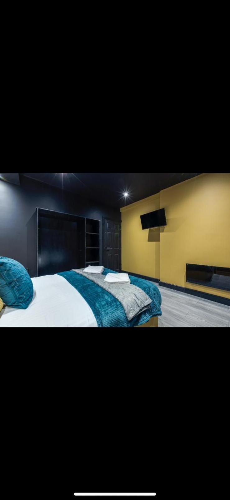 Two Bed Modern 5min Walk To Town Centre With Free Parking ! Under New Management Apartment