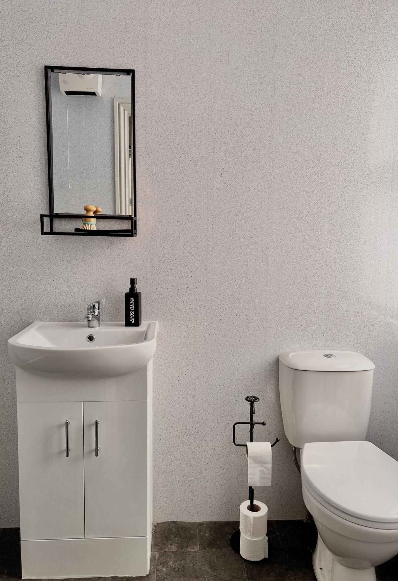 Spacious One Bedroom Next To Winter Gardens With Free On-site Parking, Blackpool