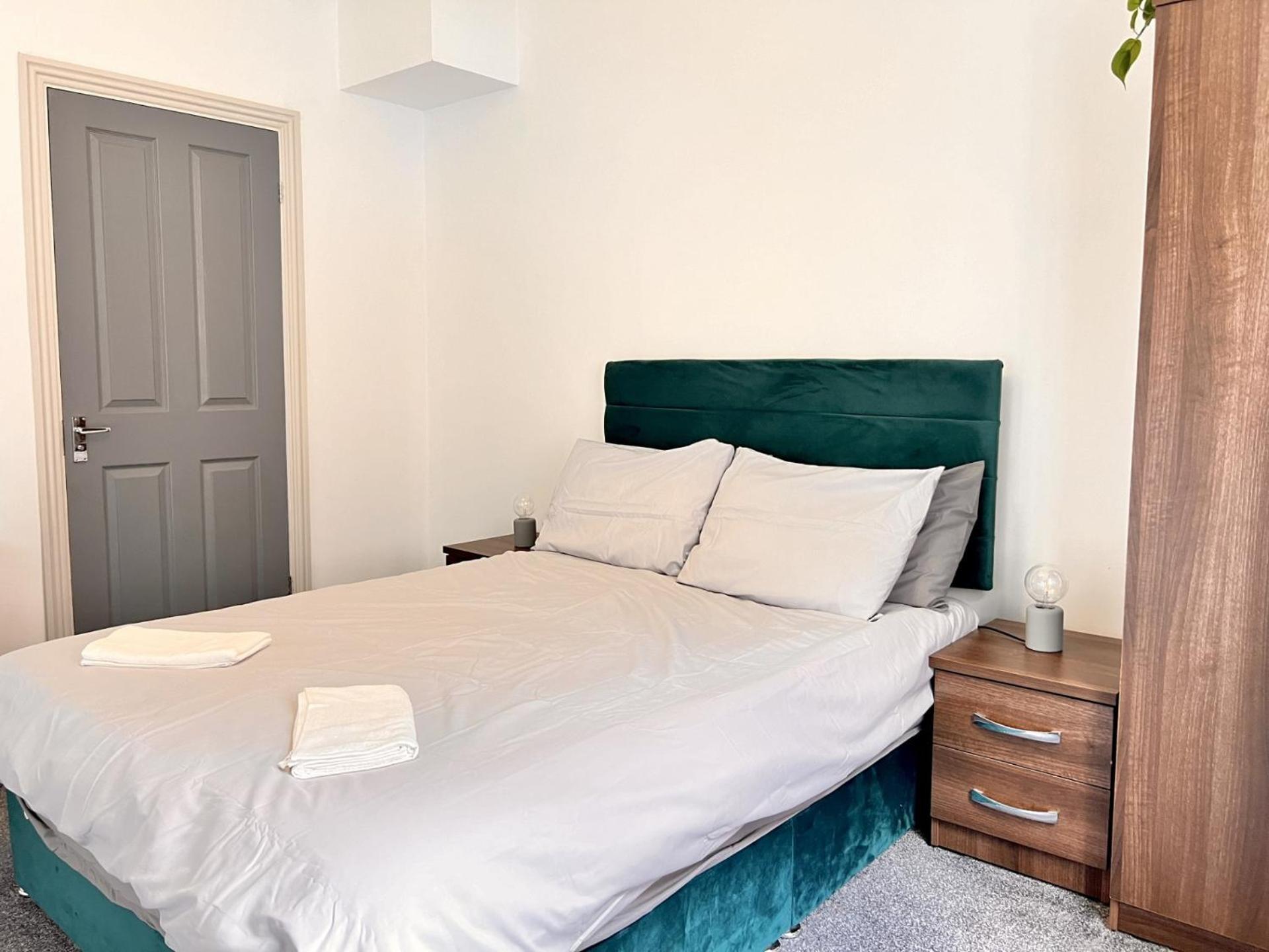 Spacious One Bedroom Next To Winter Gardens With Free On-site Parking, *