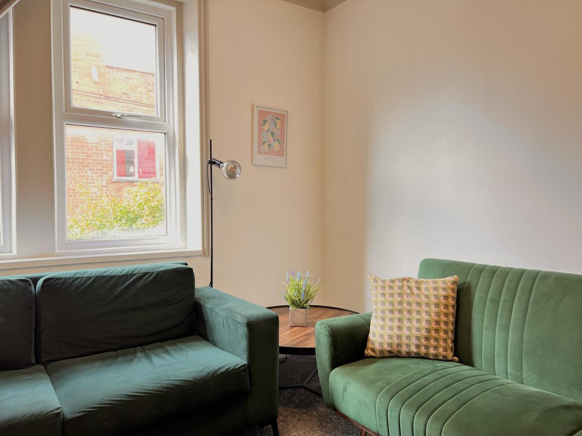 Spacious One Bedroom Next To Winter Gardens With Free On-site Parking, Apartment