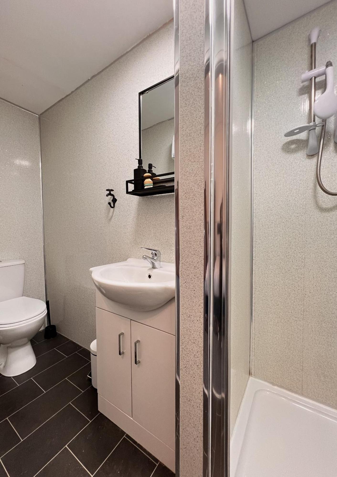 Apartment Original One Bedroom Next To Winter Gardens With Free On-site Parking, *