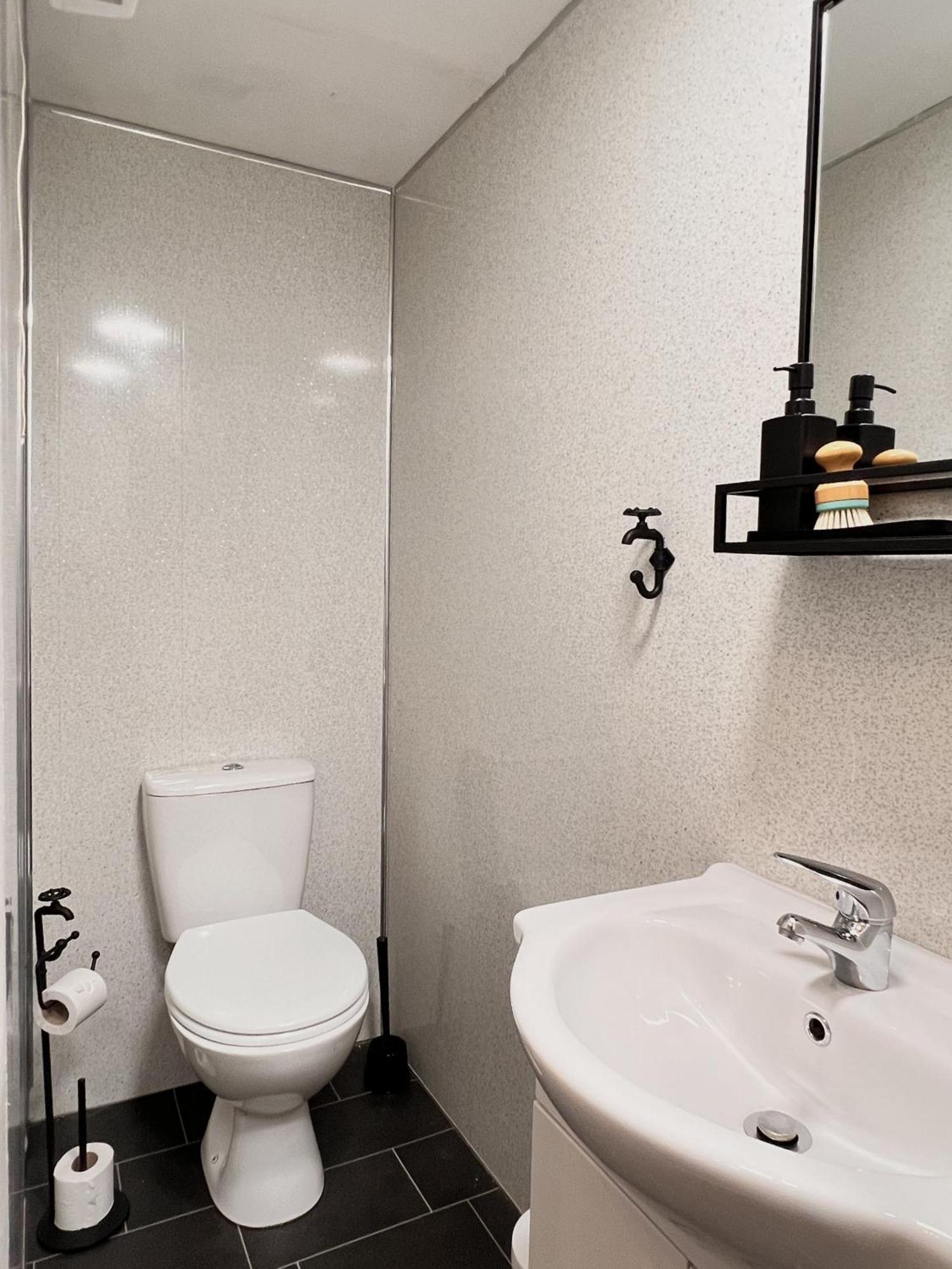 Apartment Original One Bedroom Next To Winter Gardens With Free On-site Parking, *