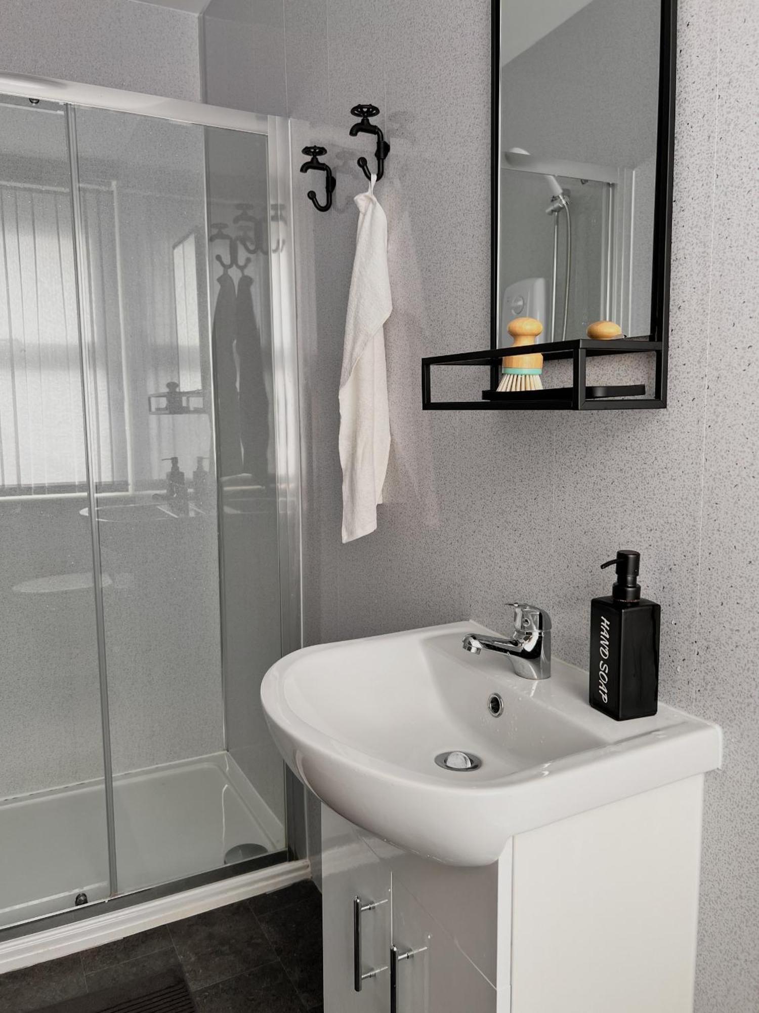 Apartment Spacious One Bedroom Next To Winter Gardens With Free On-site Parking,