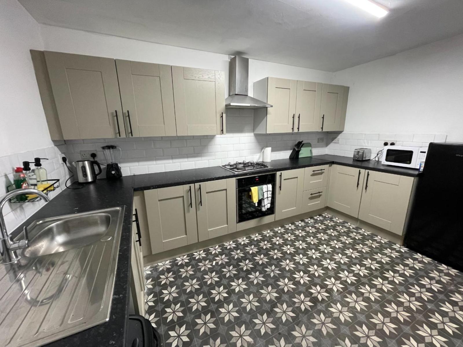 Spacious 6-bedroom In Bedes, Holiday home