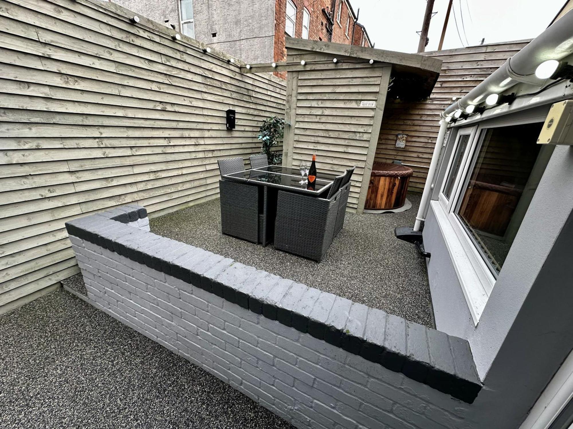 Luxury Hottub & Jacuzzi Apartment *