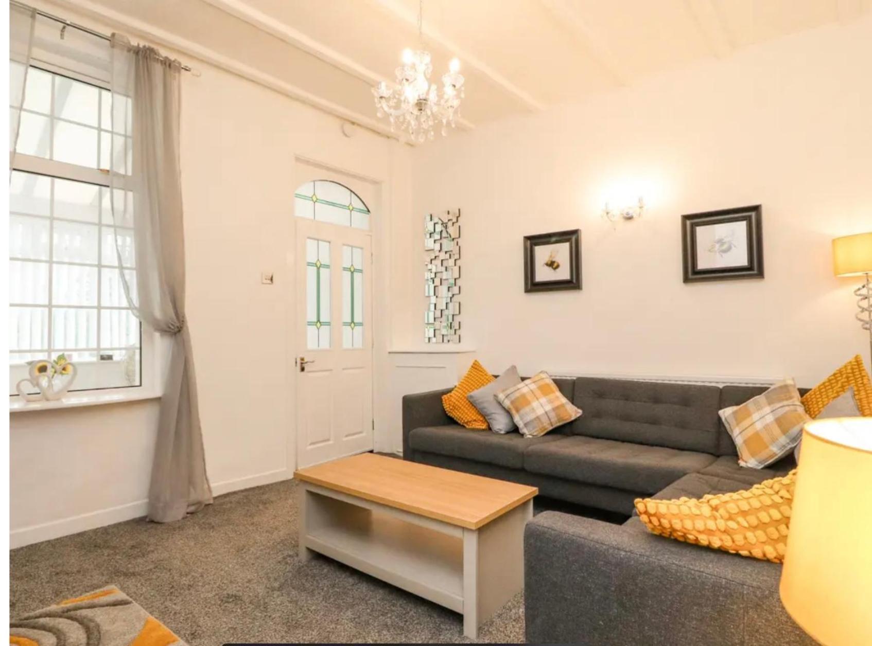 Holiday home Kitty - 3 Bedroom - Warm And Welcoming - Sleeps 5 - Blackpool