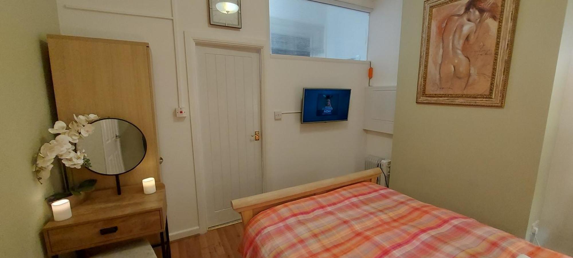 The Enigma - 2 Master Bedrooms Sleeps 6 *