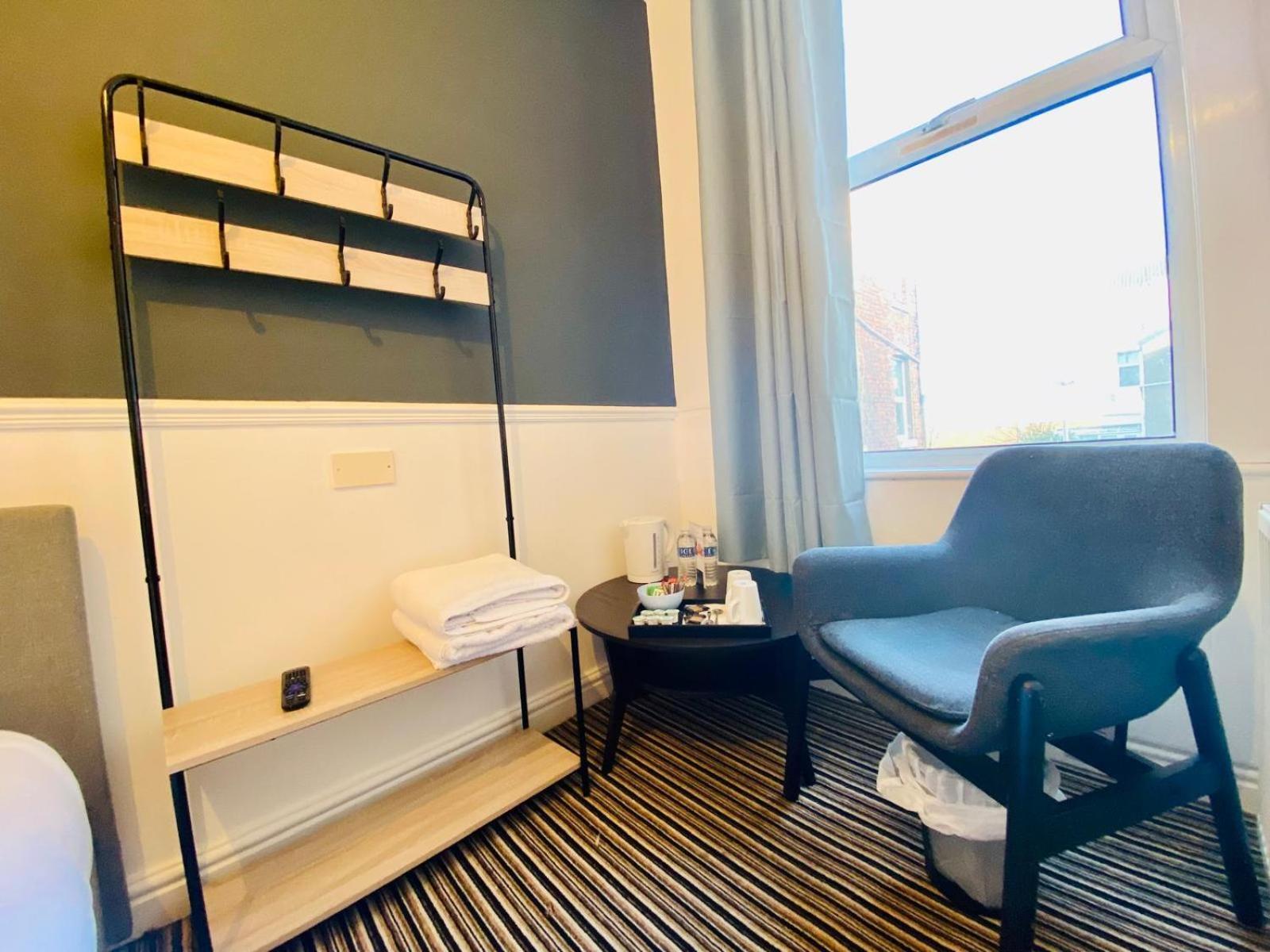 Hotel Seaside - Comfortable - Double, King & Super King Beds - Blackpool