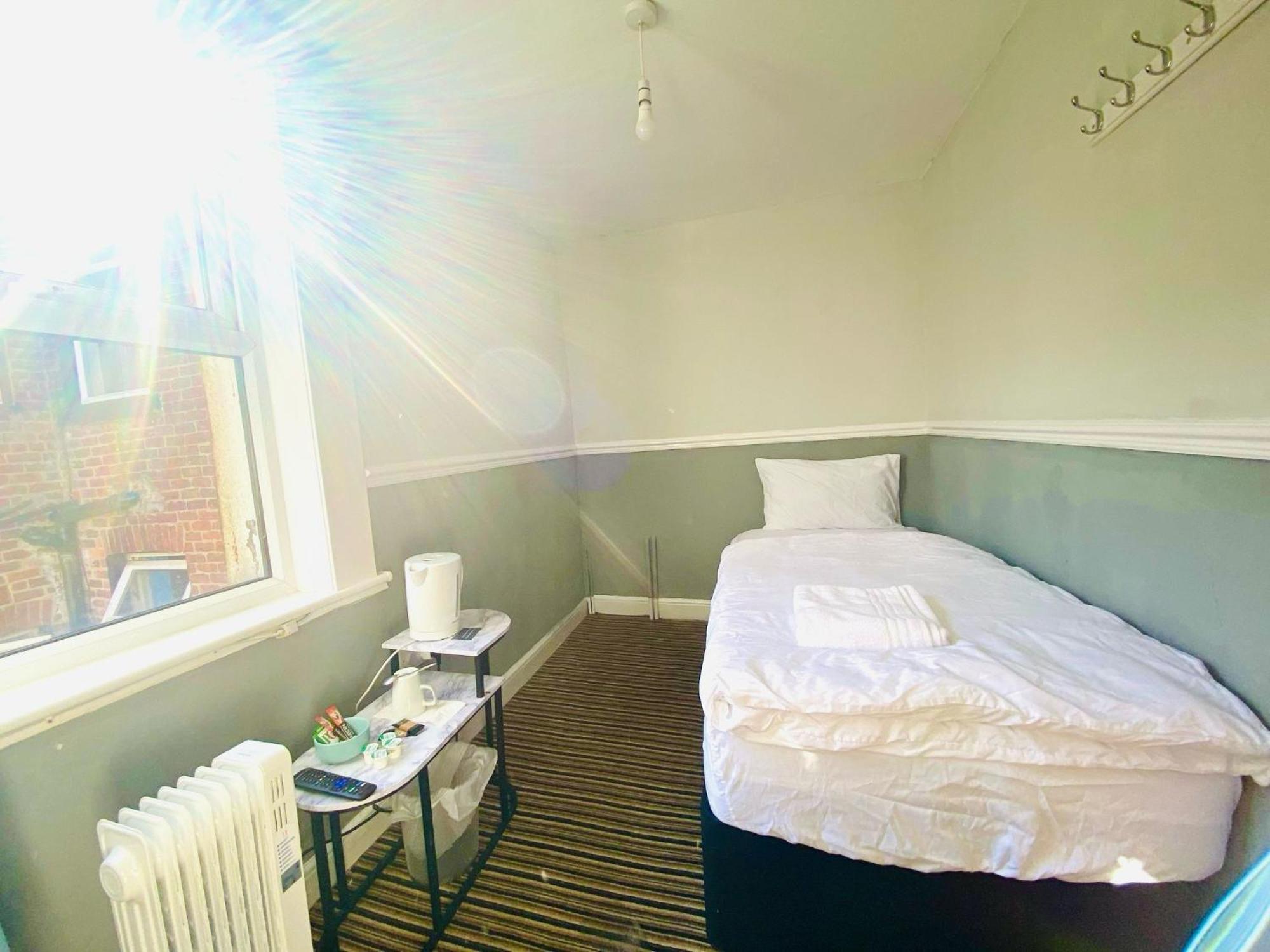 Hotel Seaside - Comfortable - Double, King & Super King Beds - Blackpool