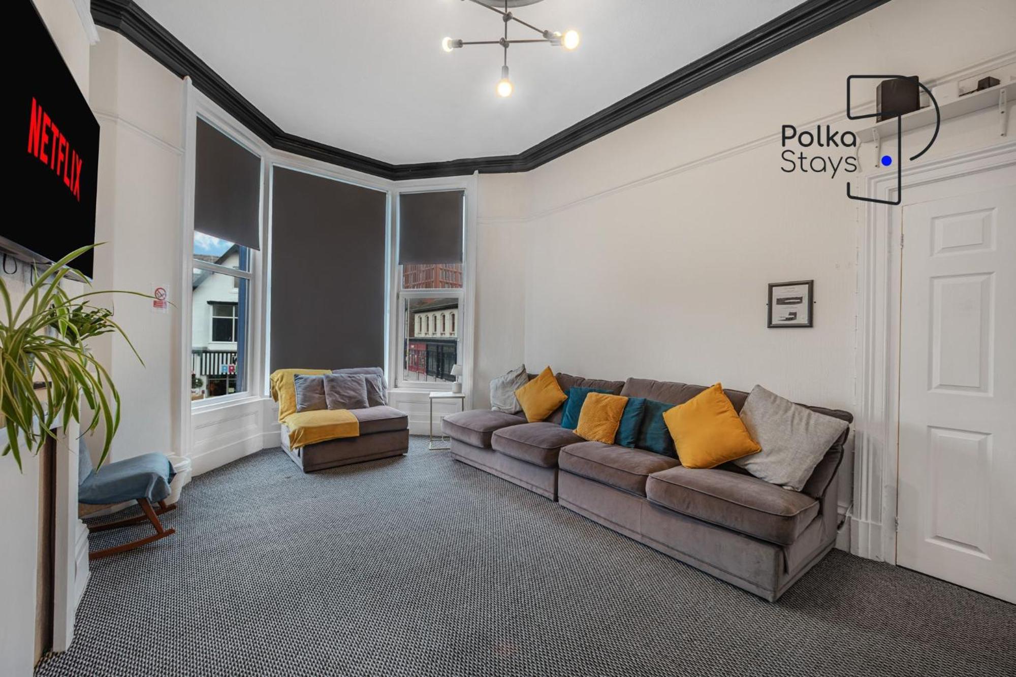 Polkadot Winter Gardens - Large Modern In By Polkastays