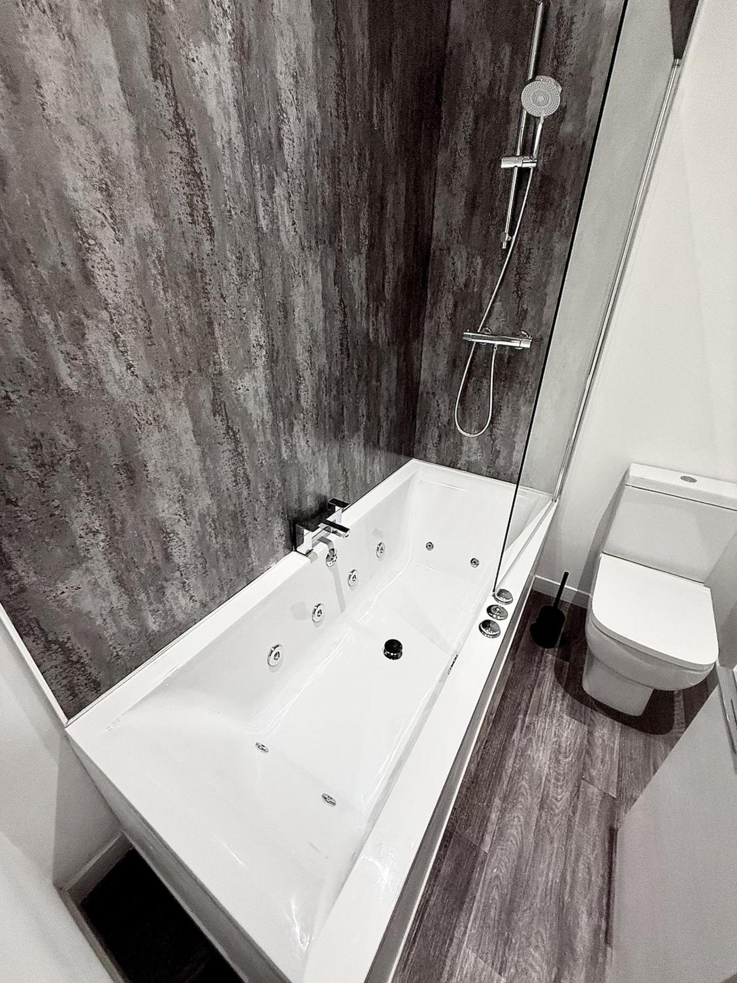 Hornby Luxury Hot Tub And Jacuzzi Apartment *