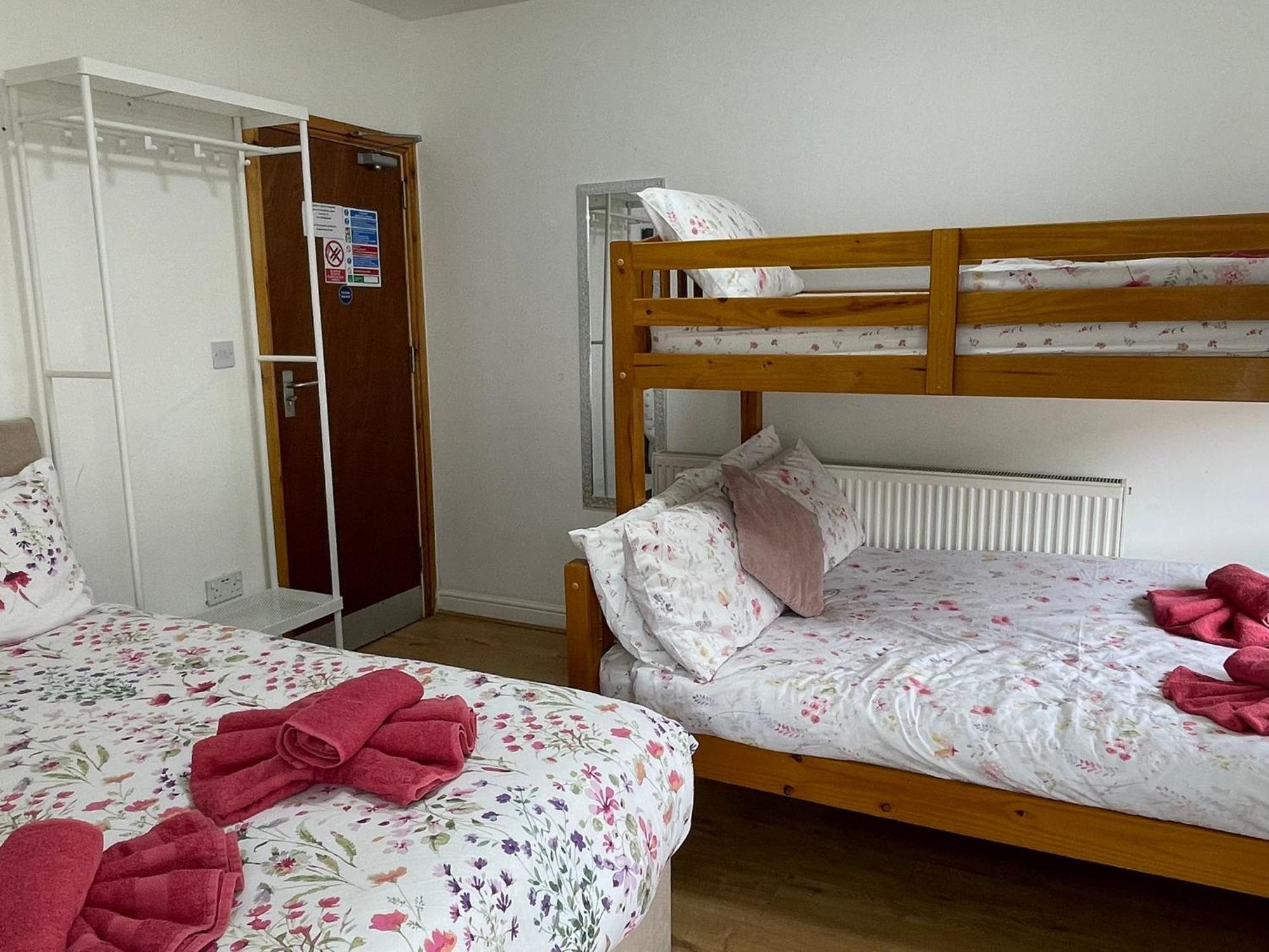 Guest house Ariana House Hotel-families And Couples Only *