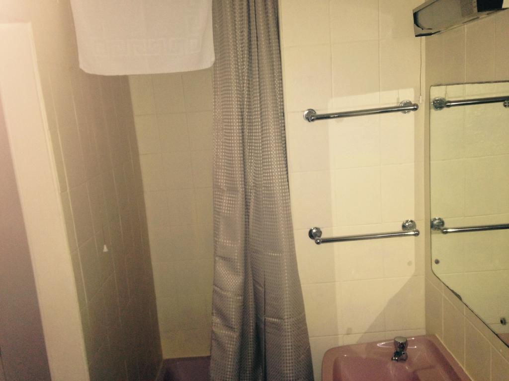 Peek-A-Booze - Budget Hotel - Adults Only 2*