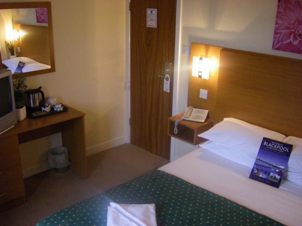 Hotel The Waldorf - Near Pleasure & Sandcastle 3*