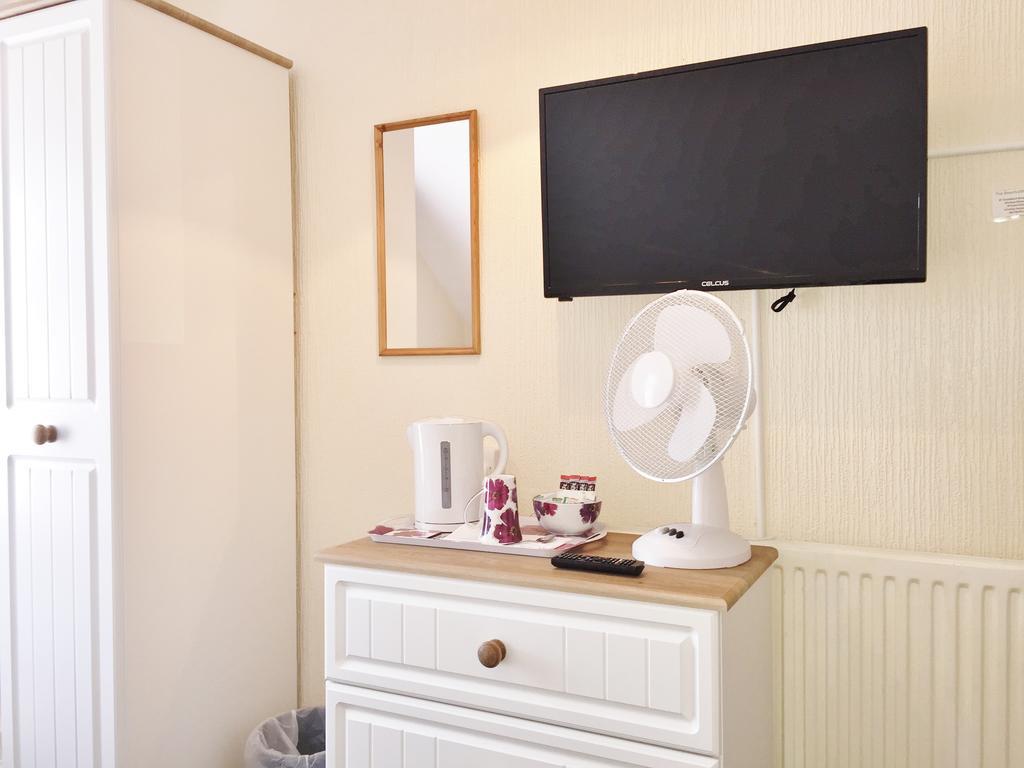 The Beechcliffe - Over 35's Only Guest house Blackpool