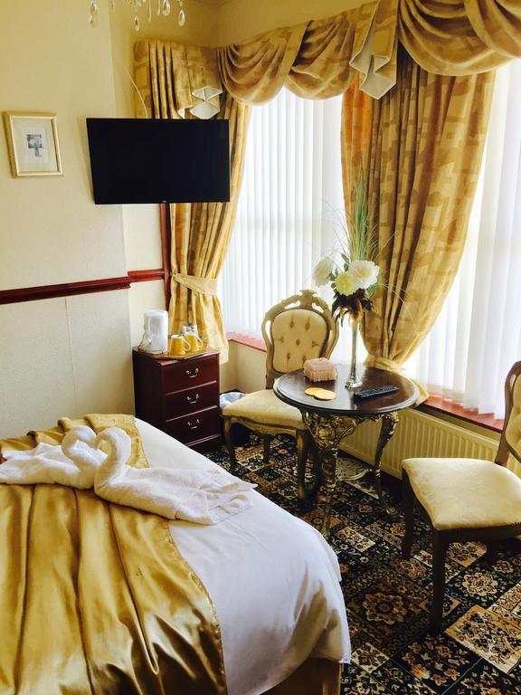 Graydon 3* Blackpool