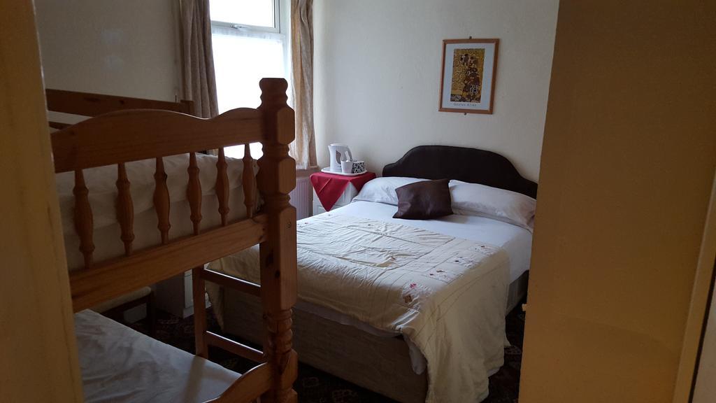 Myroomz Hollingdales Hotel 2*