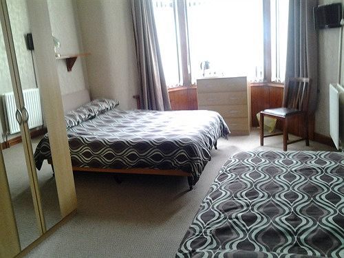 Lyndene 3*