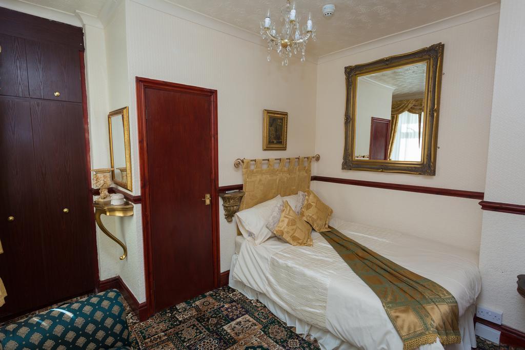 Graydon 3* Blackpool
