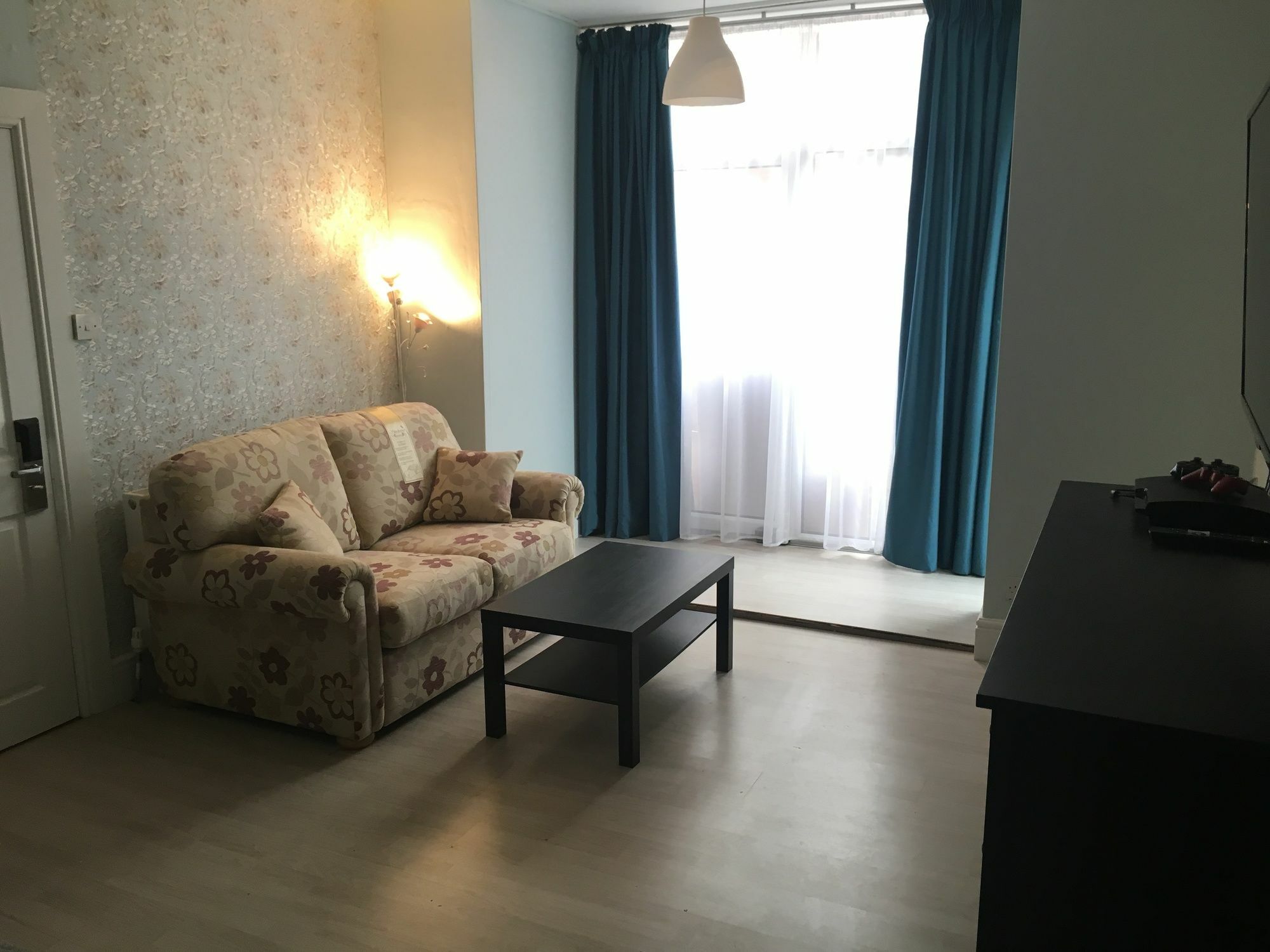 Shores Apartment *