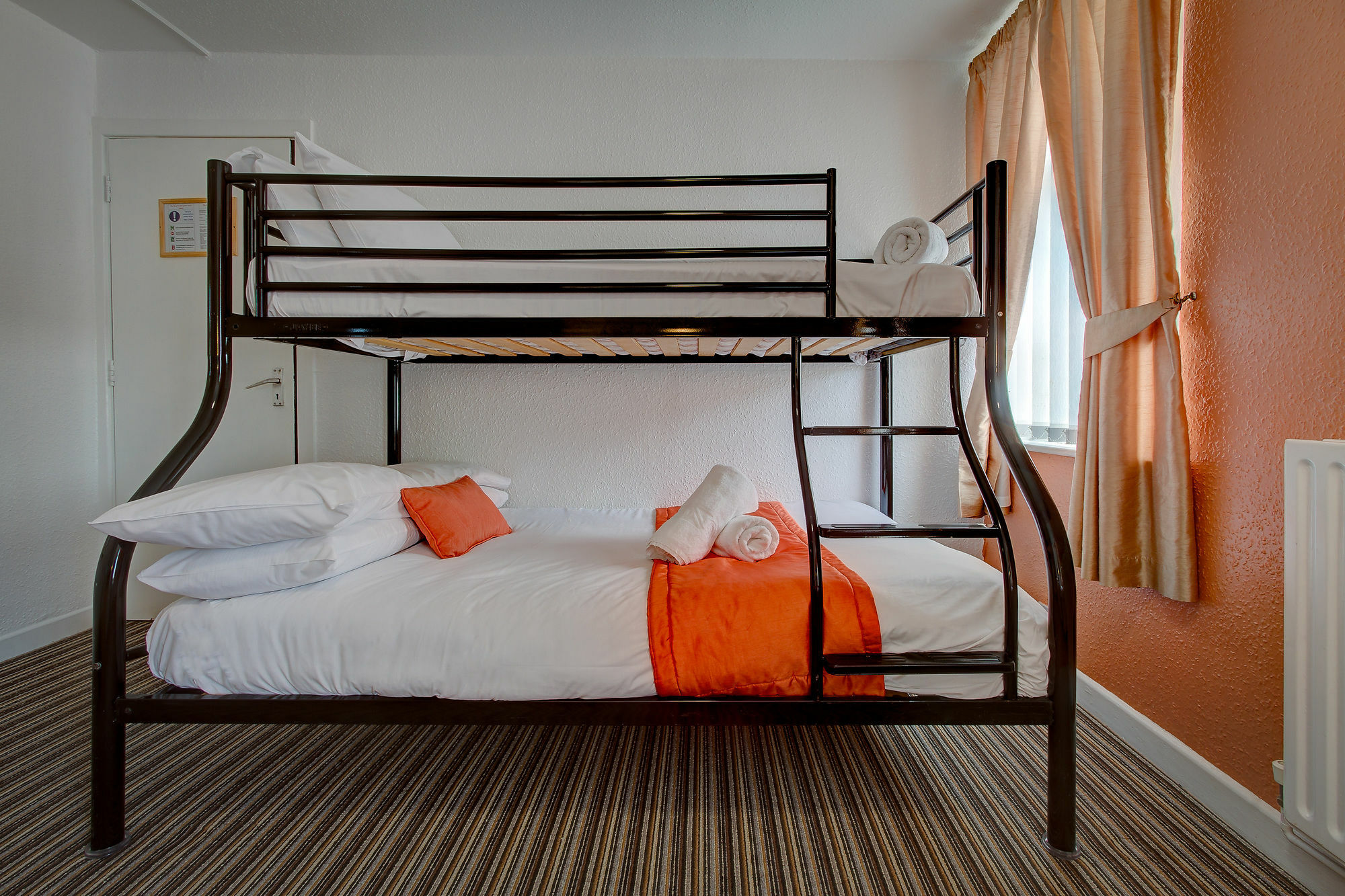 Hotel The Sandringham Court & Apartment-all Groups Welcome 3*