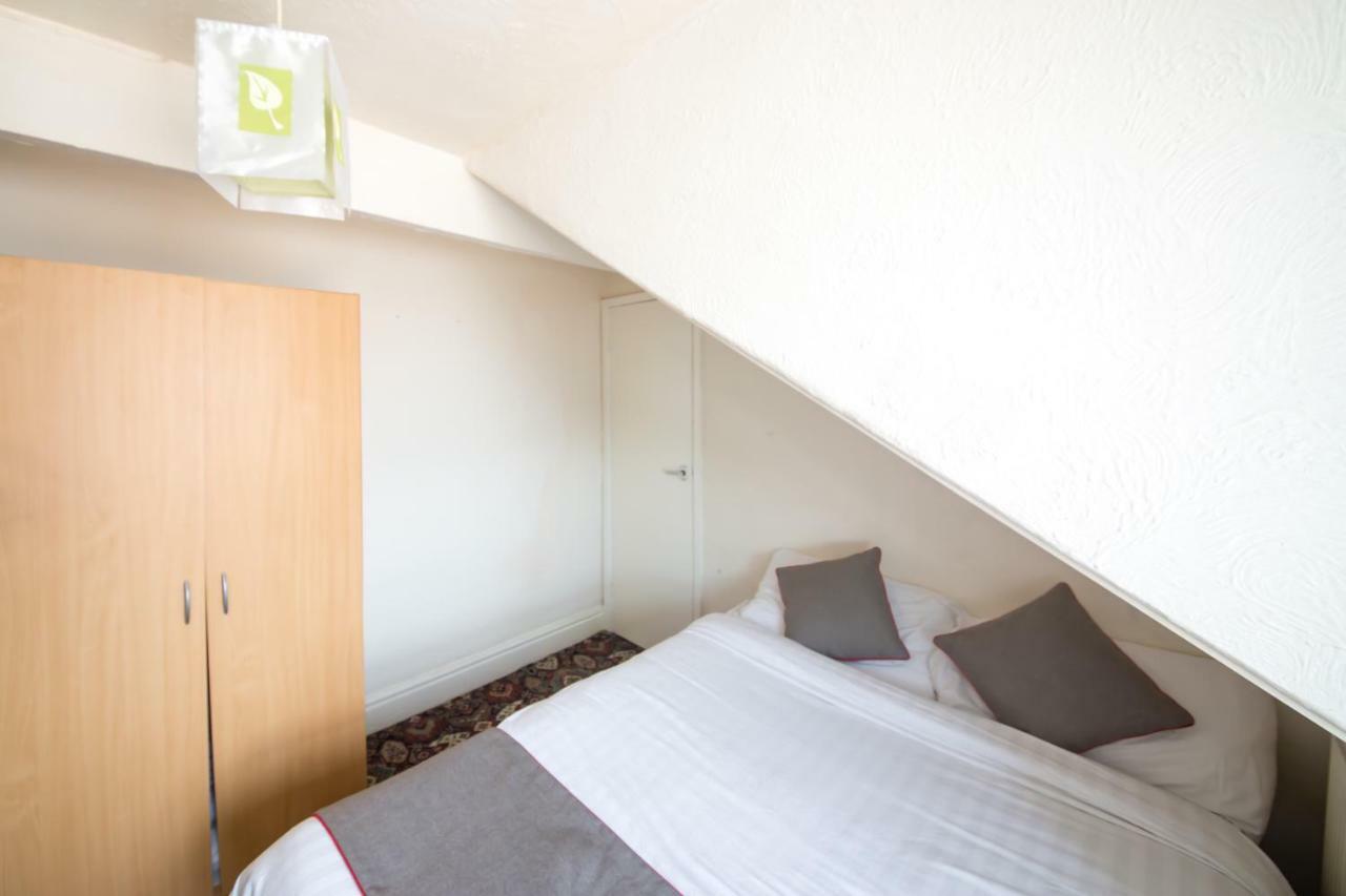 Myroomz Hollingdales Hotel 2*