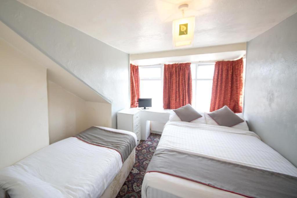 Myroomz Hollingdales Hotel