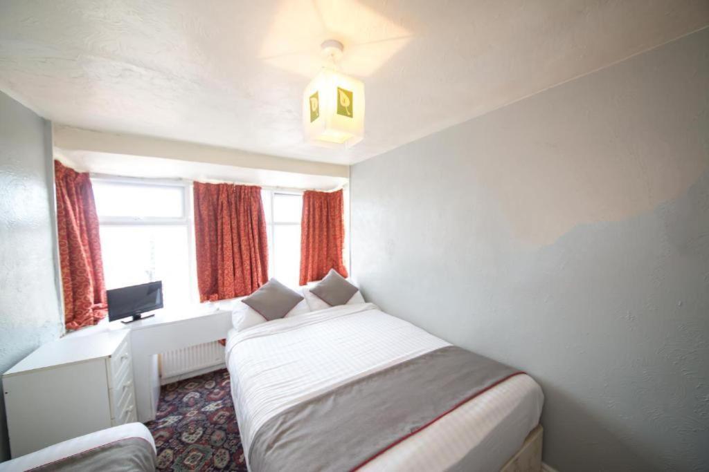 Myroomz Hollingdales Hotel