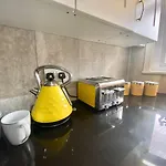 Blackpool Abode - The Buttercup Suite