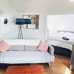 Cosy Top Floor Flat! Self Check-In & Free Parking
