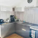 Cosy Top Floor Flat! Self Check-In & Free Parking