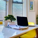 Beautiful Space Stylish And Modern! Perfect Location