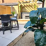 Xxhot Tubxx 4Bed Semi, Sleeps 8, 2 Bathrooms