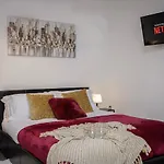 King Sized Luxury - Stylish Studio Flat