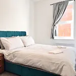 2 Bedroom Family Apartment With Free On-Site Parking