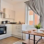 2 Bedroom Family Apartment With Free On-Site Parking