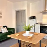 2 Bedroom Family Apartment With Free On-Site Parking